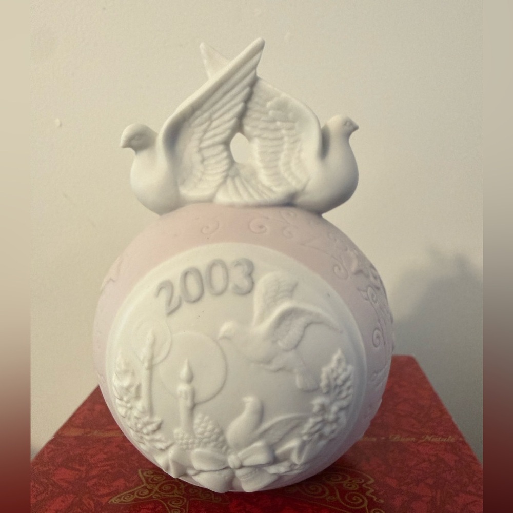 White Porcelain Ornament with Doves LLADRO 2003 Christmas Ball.